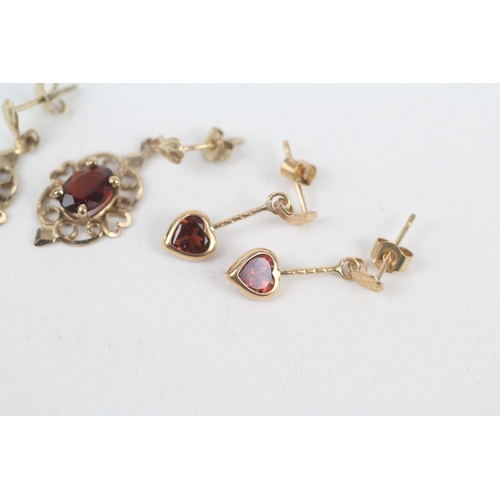 220 - 2 x 9ct gold garnet drop earrings