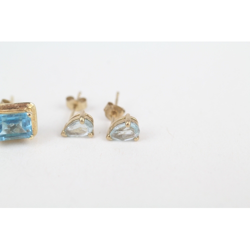 234 - 2x 9ct gold emerald & pear cut blue topaz stud earrings with scroll backs