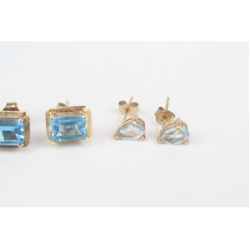 234 - 2x 9ct gold emerald & pear cut blue topaz stud earrings with scroll backs