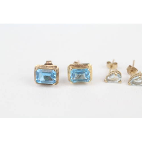 234 - 2x 9ct gold emerald & pear cut blue topaz stud earrings with scroll backs