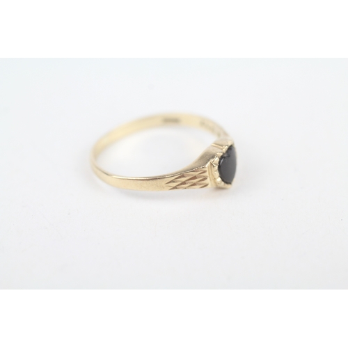 236 - 9ct gold vintage black onyx haert shaped signet ring