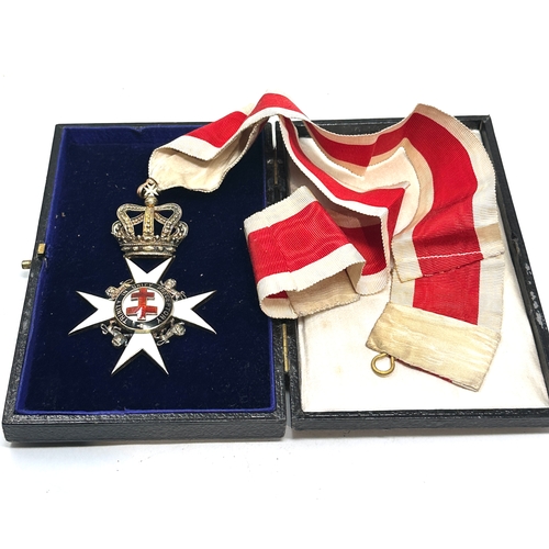 450 - A silver-gilt and enamel Masonic Knights Templar sash jewel boxed