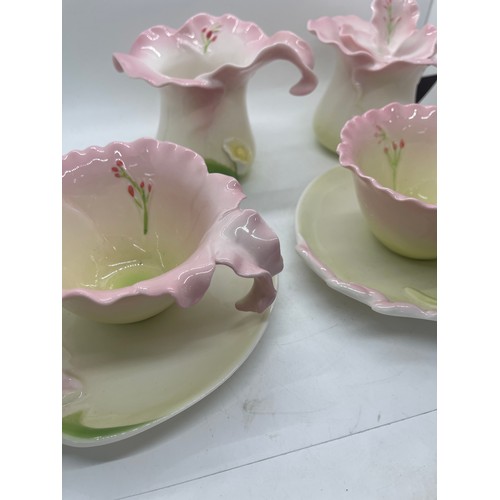 524 - Tea set depicting pink flowers