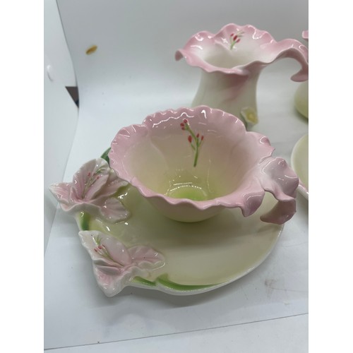 524 - Tea set depicting pink flowers