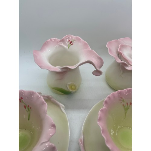 524 - Tea set depicting pink flowers