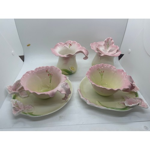 524 - Tea set depicting pink flowers