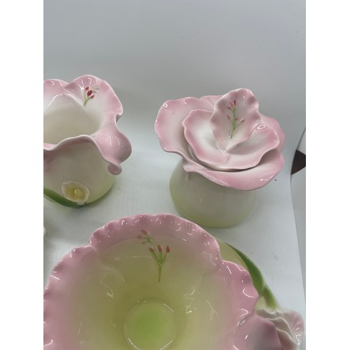 524 - Tea set depicting pink flowers