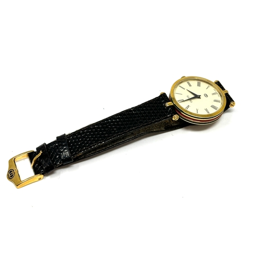 386 - Vintage Gucci Quartz Swiss Made WristWatch With Gucci Black Leather Band the watch is not ticking pr... 