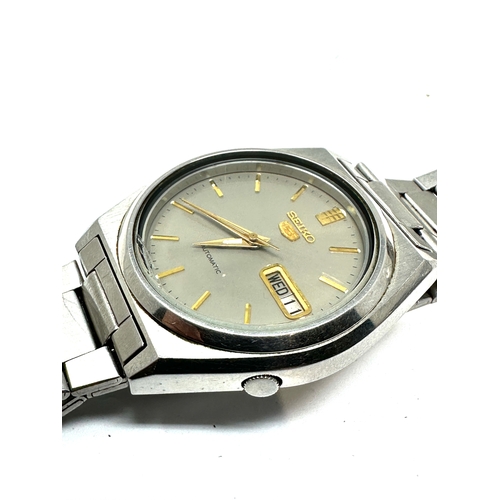 395 - Gents Seiko 5 automatic wristwatch the watch is ticking 7009-876a day date