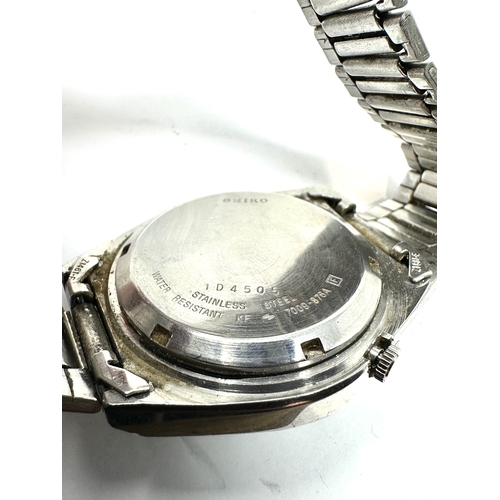 397 - Vintage seiko 5 automatic day date gents wristwatch 7009-876a the watch is ticking