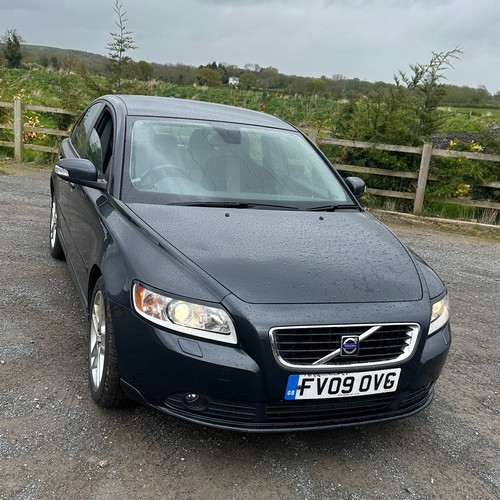 100A - Grey Volvo S40 SE D car, engine size 1560 CC, diesel, MOT until October 24. Car needs a software upd... 