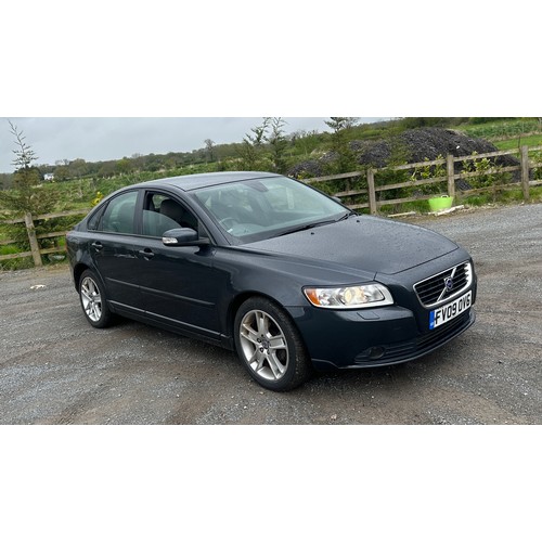 100A - Grey Volvo S40 SE D car, engine size 1560 CC, diesel, MOT until October 24. Car needs a software upd... 