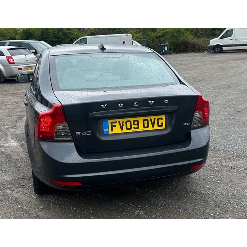 100A - Grey Volvo S40 SE D car, engine size 1560 CC, diesel, MOT until October 24. Car needs a software upd... 