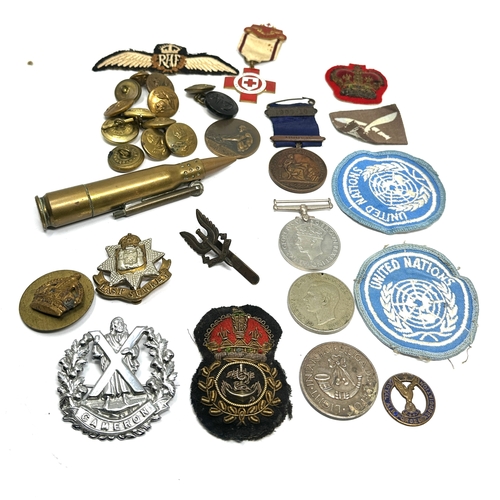 473 - selection of military items inc bullet lighter cap badges buttons patches etc