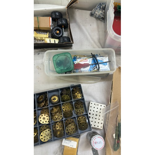 285 - Large selection of vintage meccano