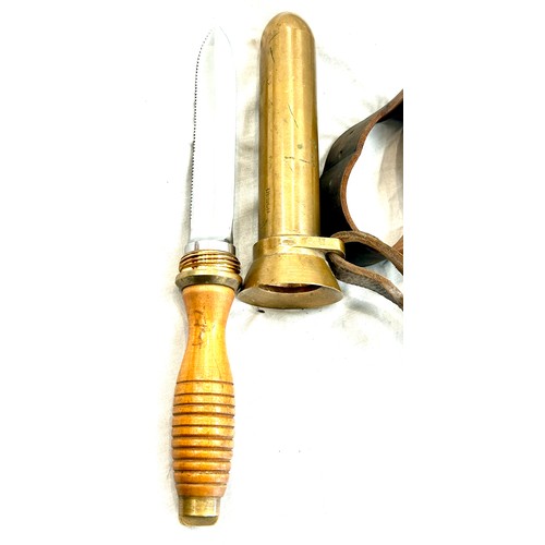 53 - US Navy divers knife, brass mounted hilt with wooden grip ribbed for the upper part, brass scabbard ... 