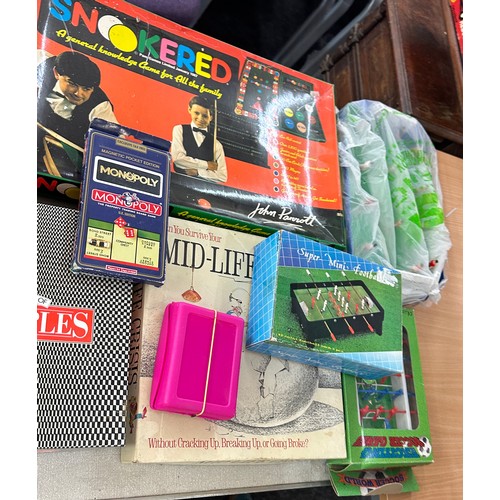 325 - Selection of vintage board games to include trivia pursuit, block busters, hang man etc