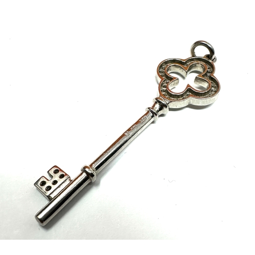 139 - Fine 950 platinum diamond key pendant weight 5g measures approx 6cm