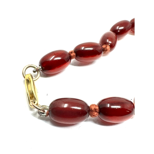 141 - 9ct gold clasp cherry amber / bakelite bead bracelet weight approx 7g internal streaking to beads