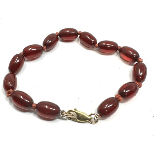 141 - 9ct gold clasp cherry amber / bakelite bead bracelet weight approx 7g internal streaking to beads