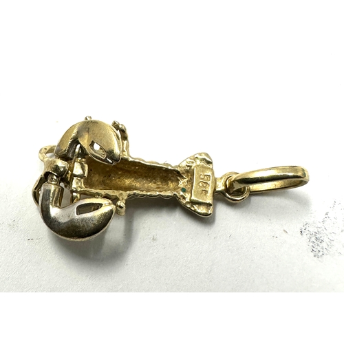 143 - 14ct gold lobster pendant weight 1.9g