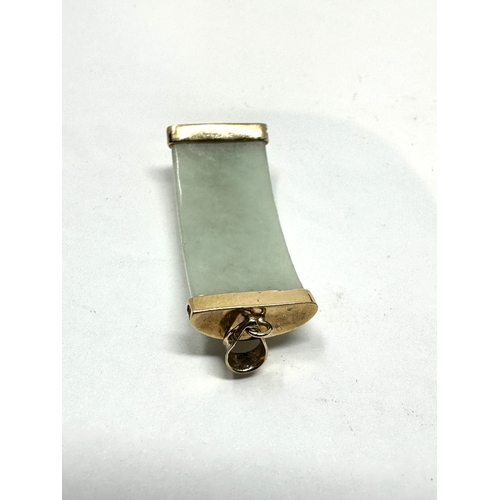 149 - 9ct gold chinese jade pendant measures approx 3.5cm drop weight 3.8g