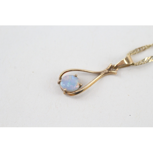 220 - 9ct gold opal pendant & chain (2.2g)