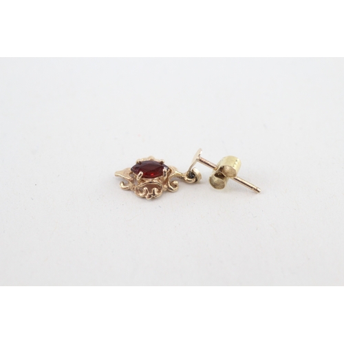 222 - 9ct gold garnet drop earrings (0.7g)