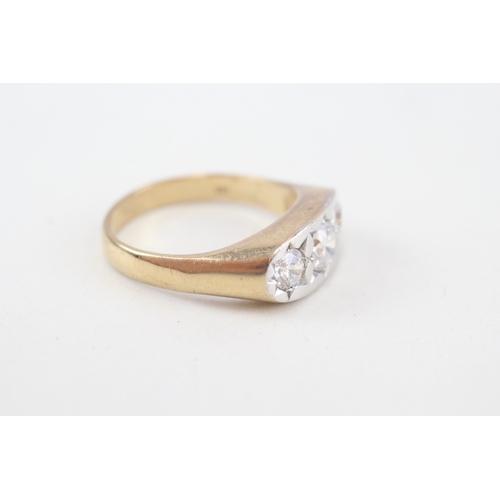 225 - 9ct gold cubic zirconia three stone ring (7.3g)