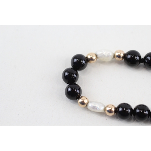 231 - 9ct gold pearl & black gemstone bracelet (6.8g)