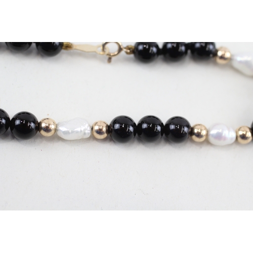 231 - 9ct gold pearl & black gemstone bracelet (6.8g)