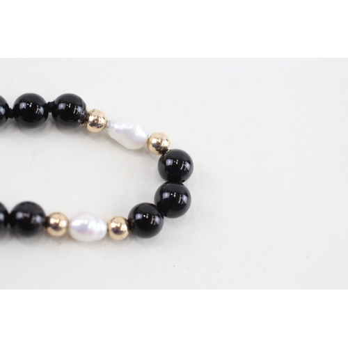 231 - 9ct gold pearl & black gemstone bracelet (6.8g)