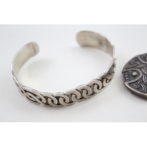 303 - A collection of silver Scottish/Celtic jewellery (63g)