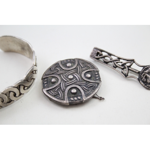 303 - A collection of silver Scottish/Celtic jewellery (63g)