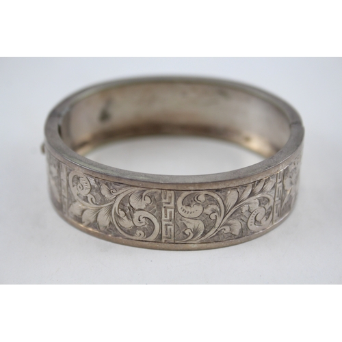 321 - Silver antique bangle with etched design (24g)