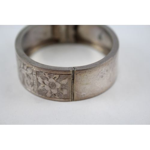 321 - Silver antique bangle with etched design (24g)