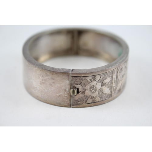 321 - Silver antique bangle with etched design (24g)