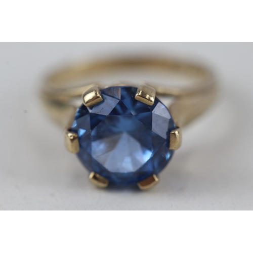 200 - 9ct gold blue gemstone dress ring, claw set (3.3g)