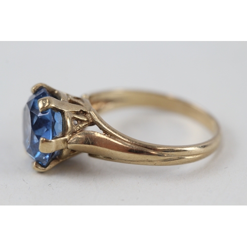 200 - 9ct gold blue gemstone dress ring, claw set (3.3g)