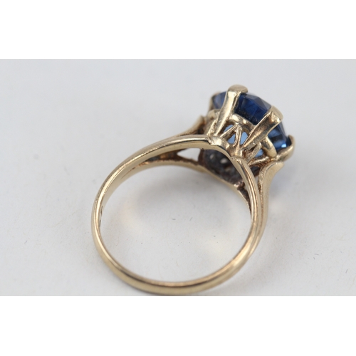 200 - 9ct gold blue gemstone dress ring, claw set (3.3g)