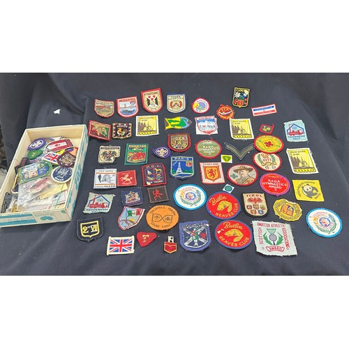 86 - Selection of vintage cloth badges