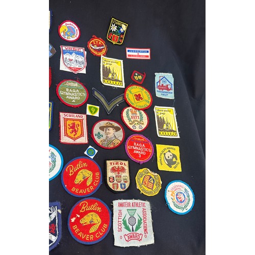 86 - Selection of vintage cloth badges