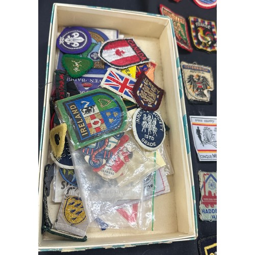 86 - Selection of vintage cloth badges