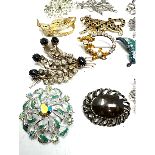 342 - selection of vintage costume jewellery brooches