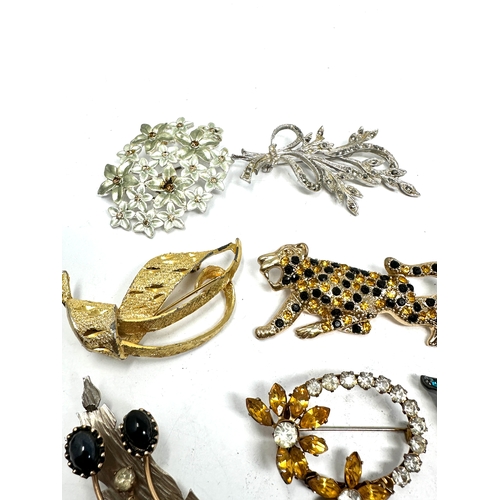 342 - selection of vintage costume jewellery brooches