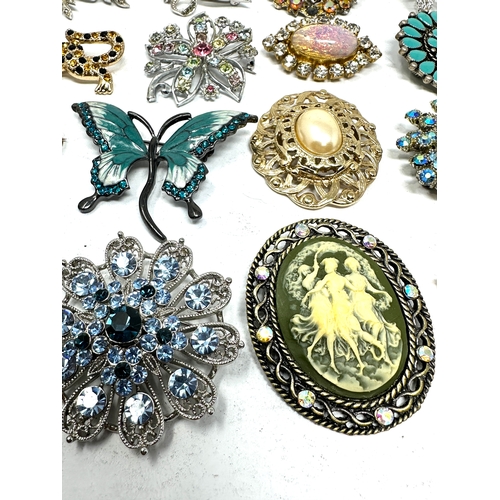 342 - selection of vintage costume jewellery brooches