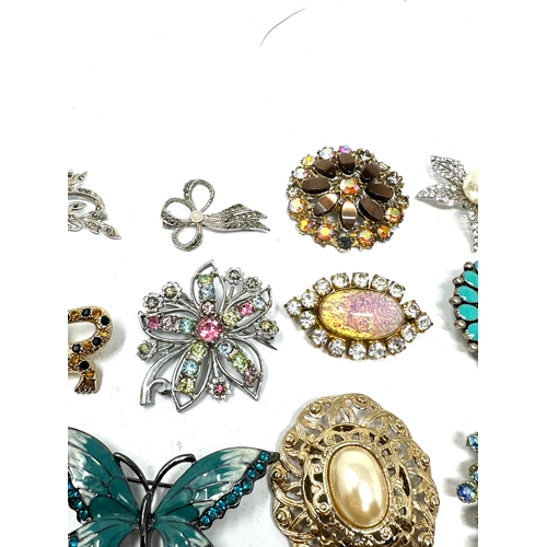 342 - selection of vintage costume jewellery brooches