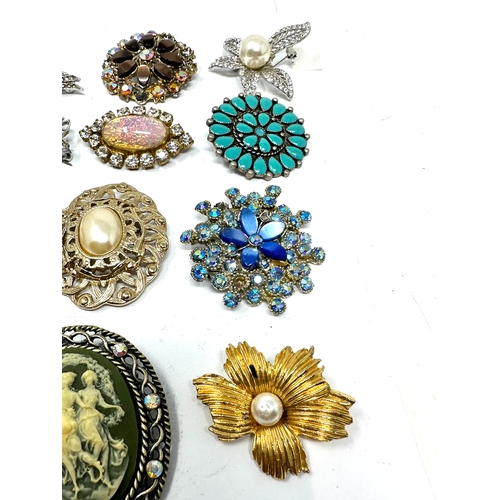 342 - selection of vintage costume jewellery brooches