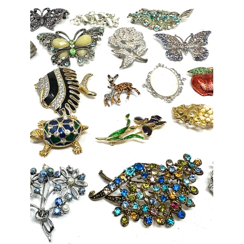 343 - selection of vintage costume jewellery brooches