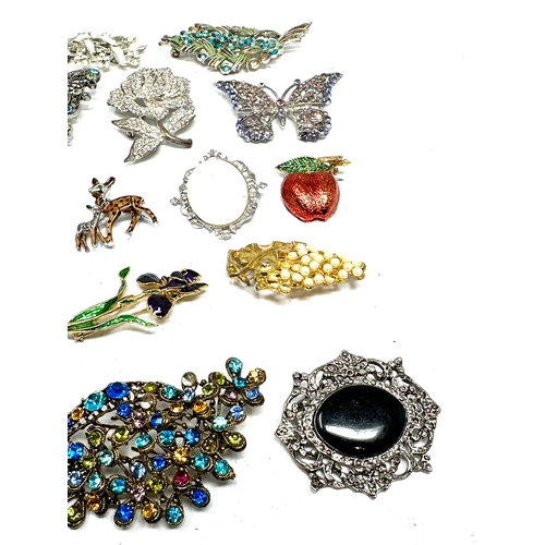 343 - selection of vintage costume jewellery brooches